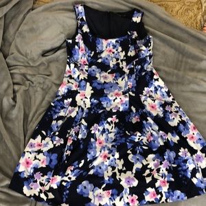 Spring dress! With pockets both side , knee length